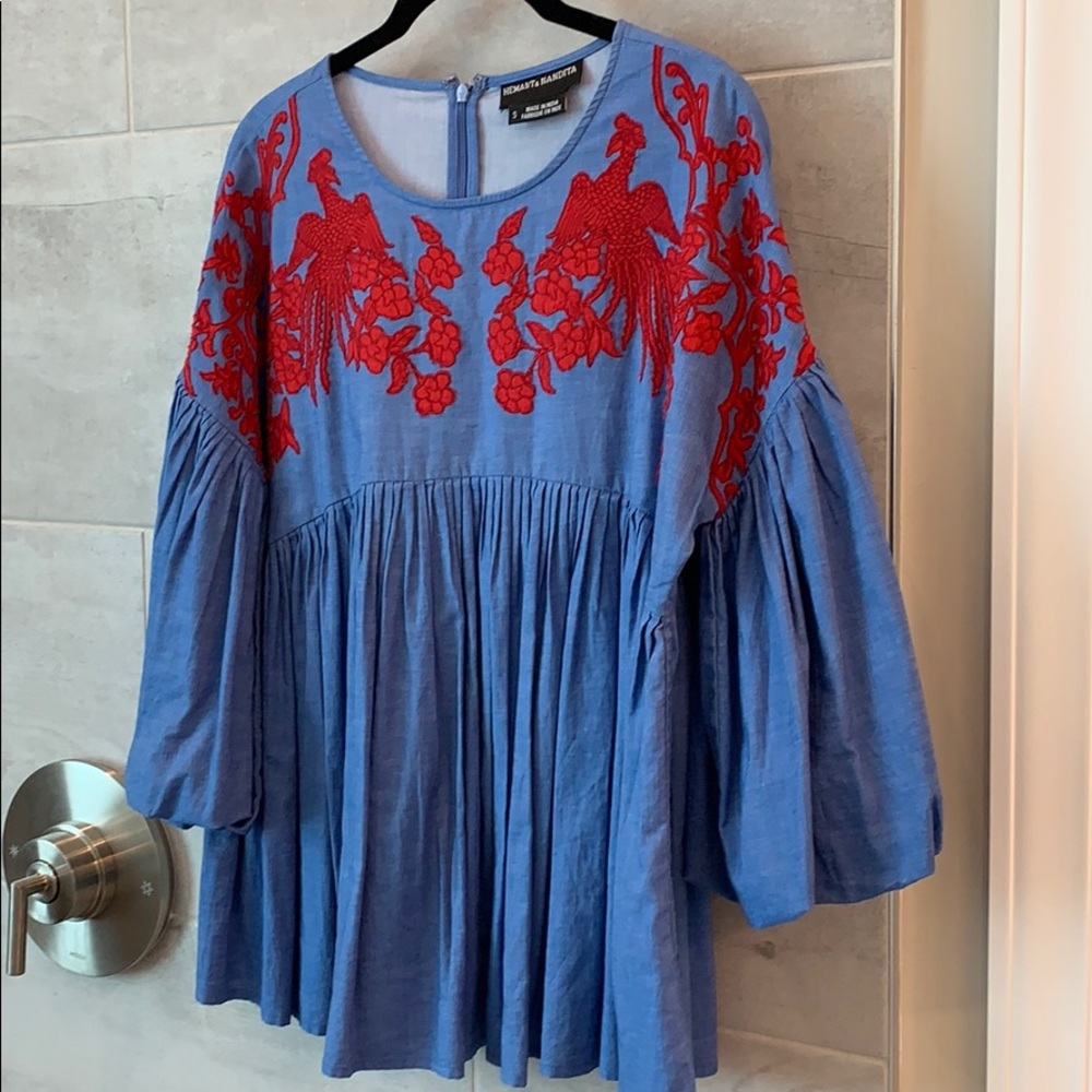 Puff sleeve appliqué blouse